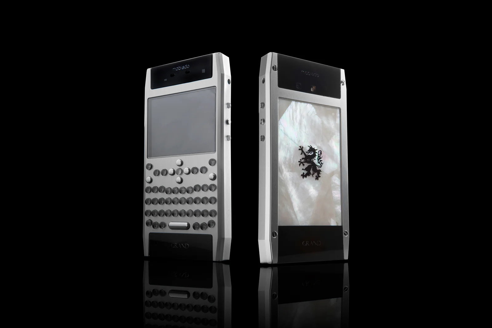 The mother-of-pearl panels and full keyboard of the Grand 350 PRL.